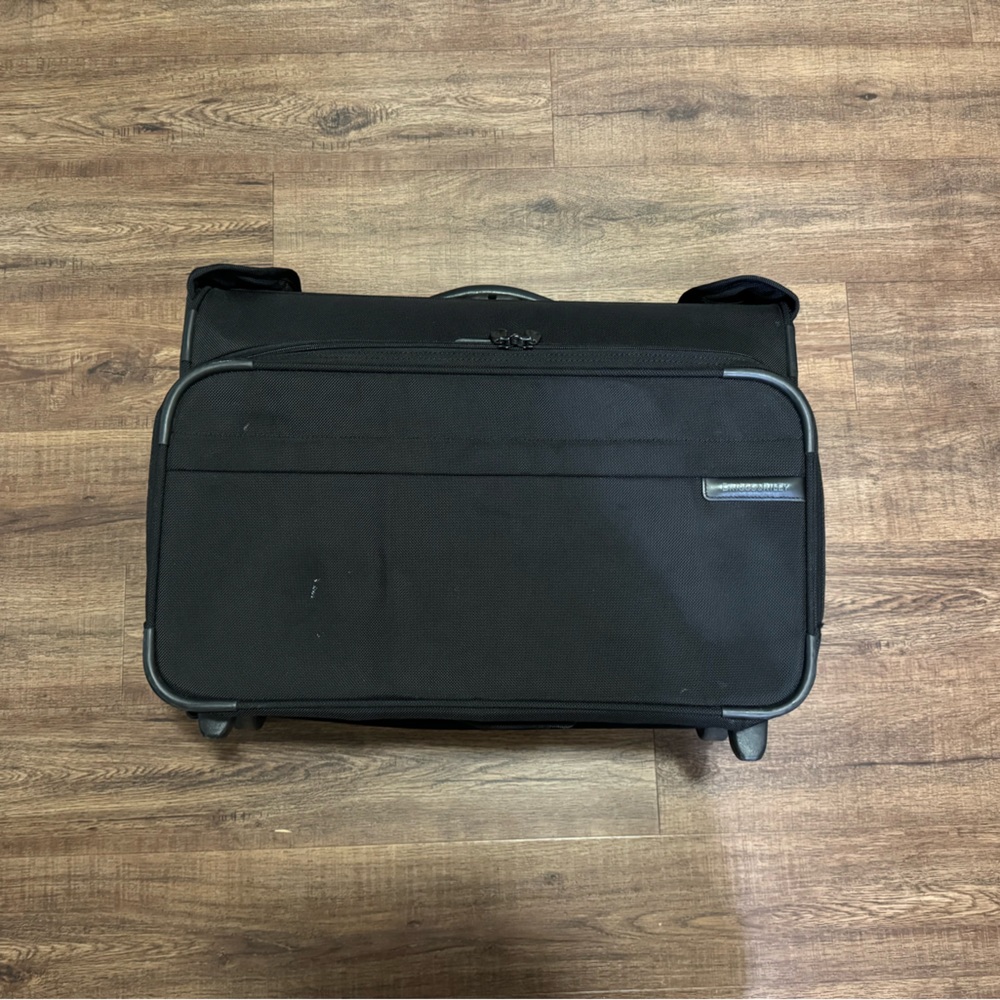 Briggs & Riley Baseline Deluxe Wheeled Garment Bag. Style 21 in. 2 Wheel.
